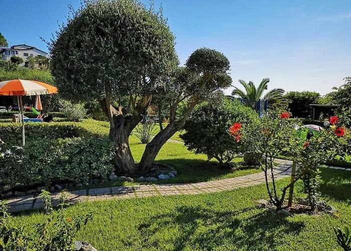 Luxus-drei-zimmer-wohnungen Mit Grossem Garten By Interhome Апартаменты Санта-Мария